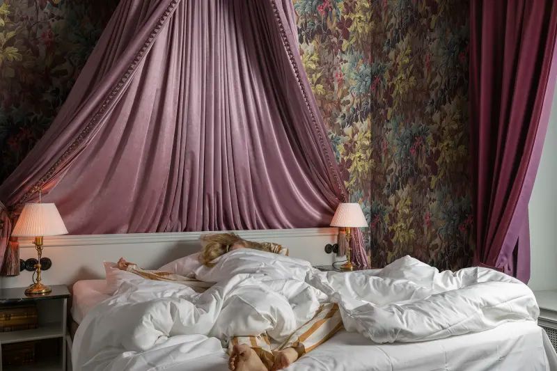 Tapeta Anglessy Plum Rebel Walls (1)