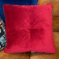 Poduszka dekoracyjna Crown Velvet z lamówką i guzikiem 40x40 cm Czerwień z ekspozycji 4