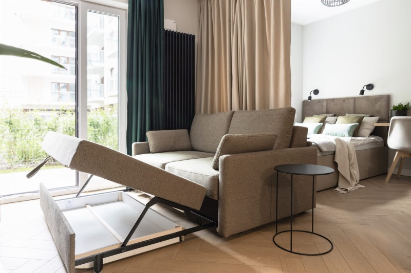 mała sofa z funkcją spania i pojemnikiem sofa roco.jpg