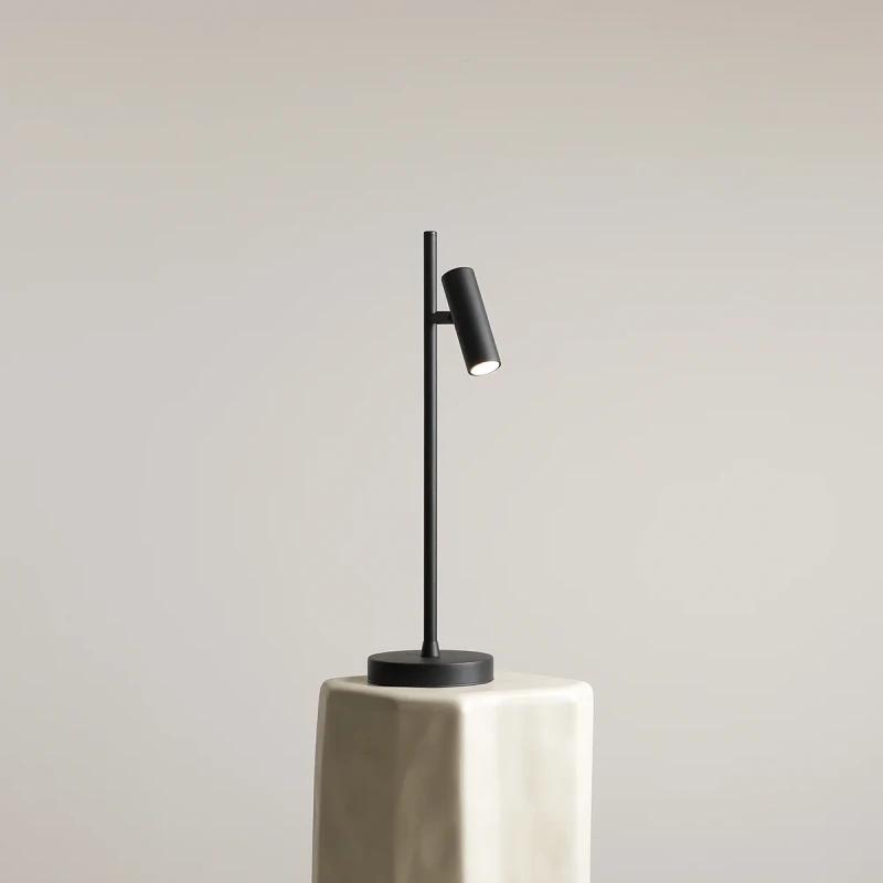 1-trevo-table-black-male.webp