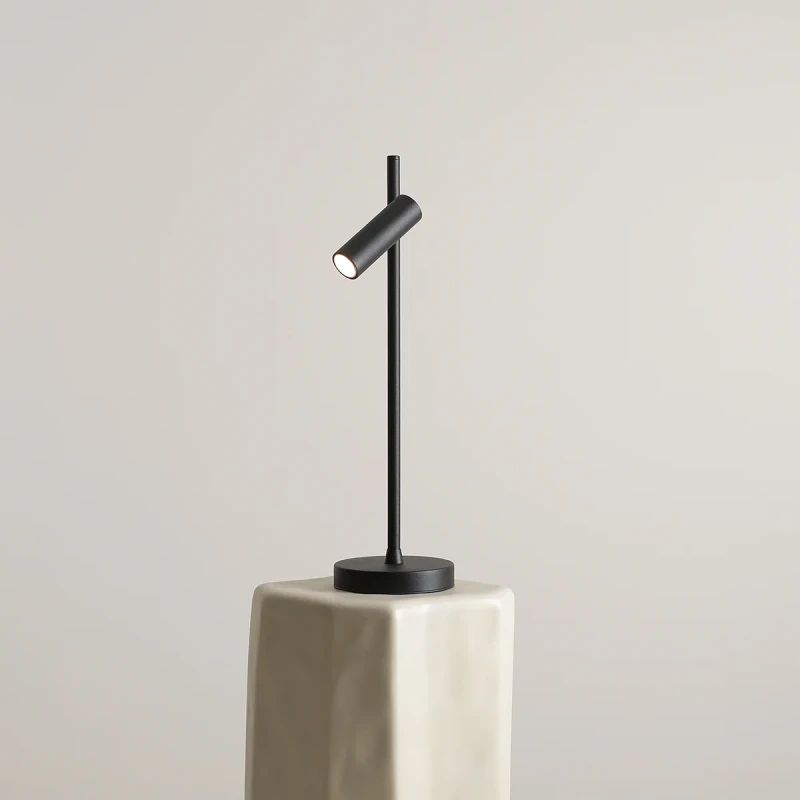 3-trevo-table-black-male.webp