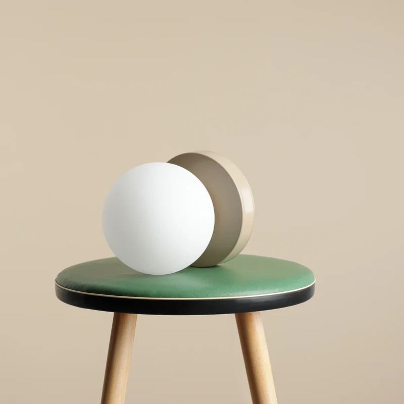 2-ball-table-beige-male.webp