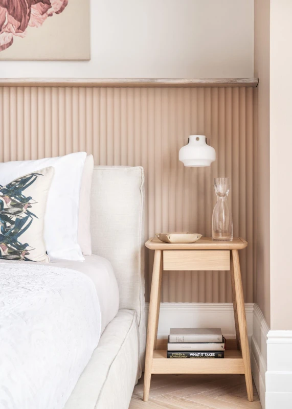W109-valley-wall-panels-in-bedroom.webp