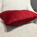 Poduszka dekoracyjna Crown Velvet z lamówką i guzikiem 40x40 cm Czerwień z ekspozycji 2