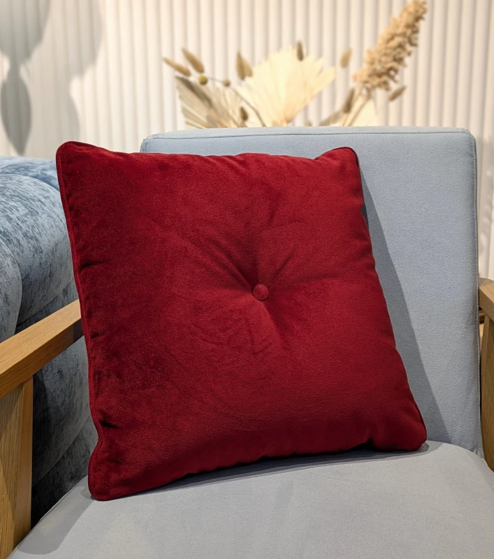 Poduszka dekoracyjna Crown Velvet z lamówką i guzikiem 40x40 cm Czerwień z ekspozycji.jpg