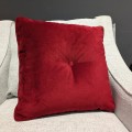 Poduszka dekoracyjna Crown Velvet z lamówką i guzikiem 40x40 cm Czerwień z ekspozycji 1