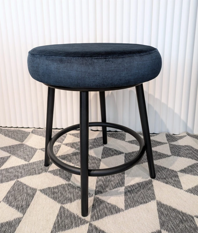 Taboret tapicerowany Ben podstawa czarna (5).jpg