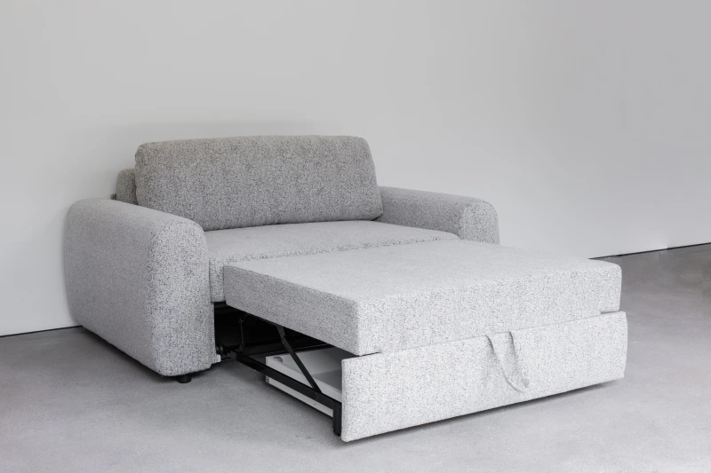 Sofa PLAY to ręcznie produkowany w Polsce mebel, który łączy kompaktowe wymiary z maksymalnym komfortem.jpg