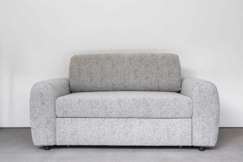Sofa PLAY to ręcznie produkowany w Polsce mebel, który łączy kompaktowe wymiary z maksymalnym komfortem (2).jpg