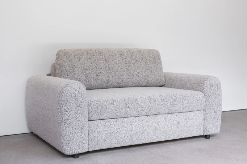Sofa PLAY dostępna jest również w wersji z pojemnikiem na pościel, co zwiększa jej funkcjonalność.jpg