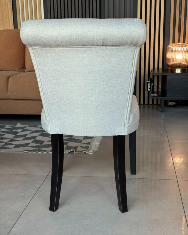 białe krzesło z wałkiem Otto Elegant z ekspozycji