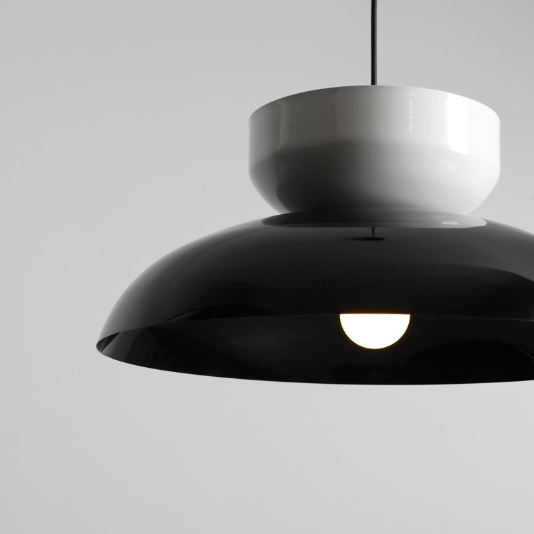 czarno-biala-lampa-wiszaca-768x768.webp