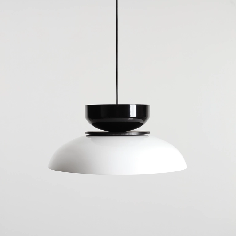 bialo-czarna-lampa-wiszaca-768x768.webp