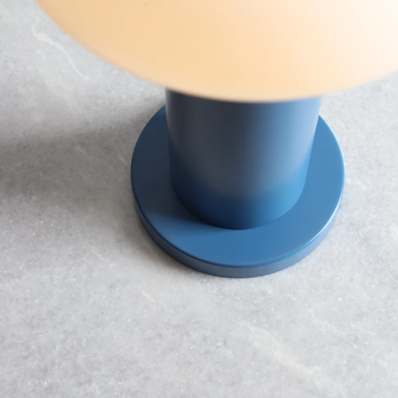 2-flo-table-sky-male.webp