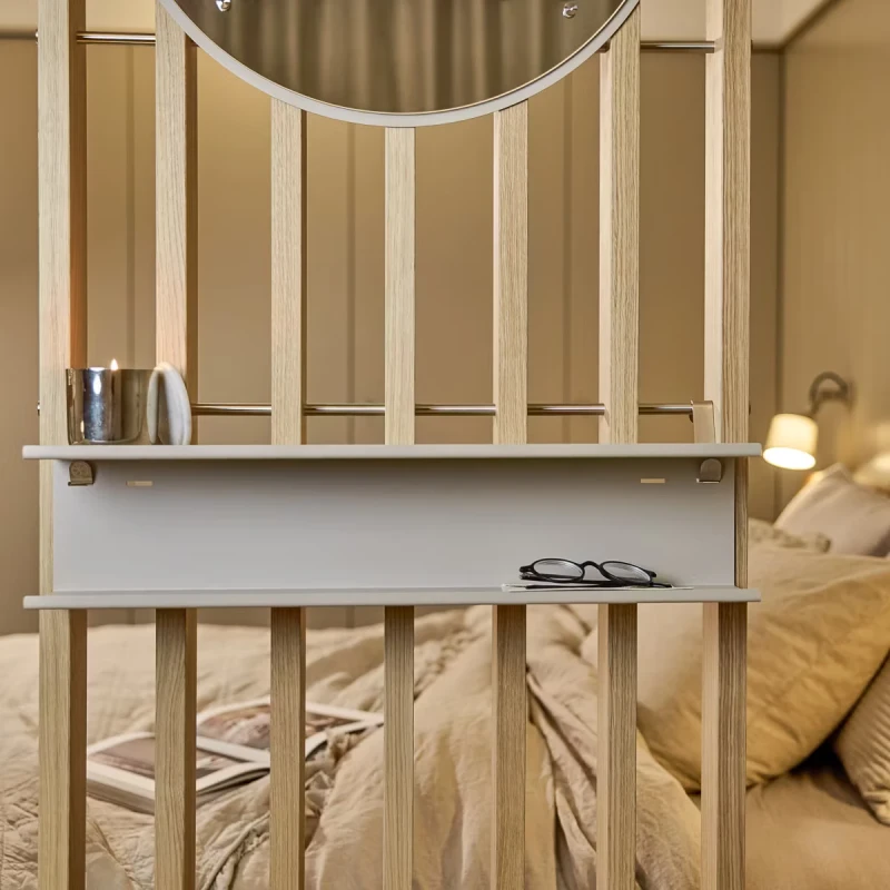 01-3710_embrace_nell_double-metal-shelf_lifestyle_1x1_1.webp