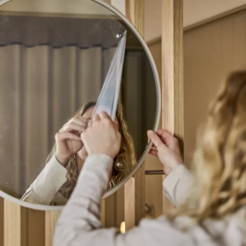 05-3717_embrace_vala_mirror_lifestyle_1x1_4.webp