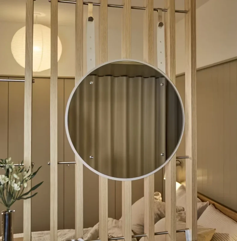 01-3717_embrace_vala_mirror_lifestyle_1x1_1-1.webp