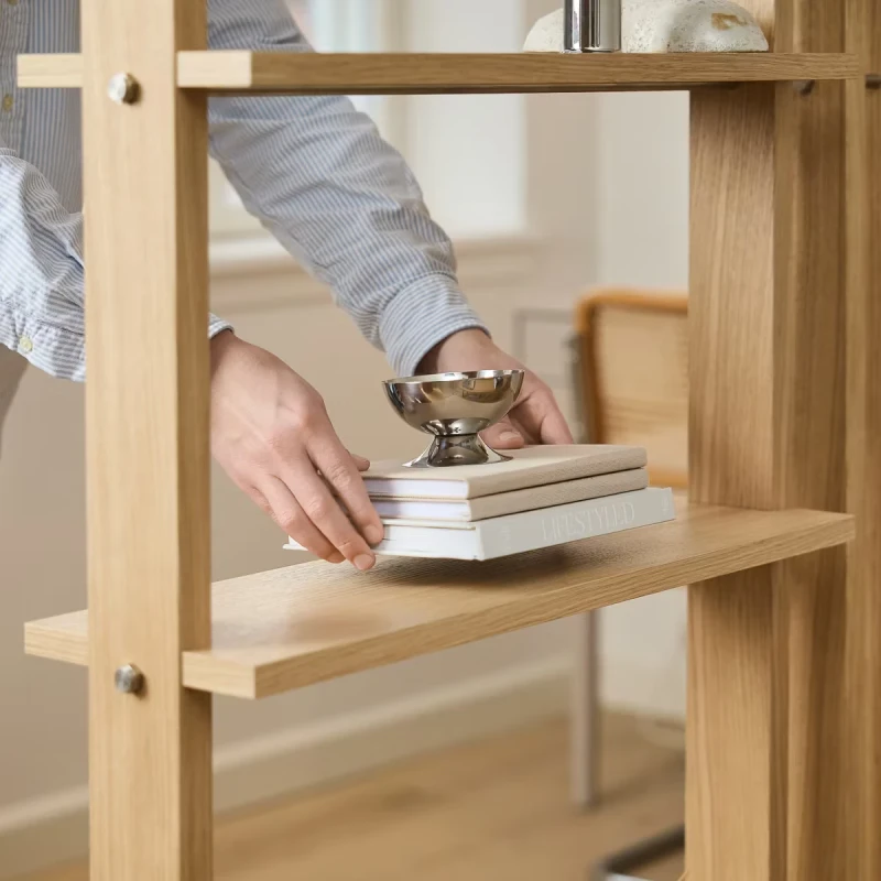 06-3707_embrace_lova_wood-shelf_appartment_18.webp
