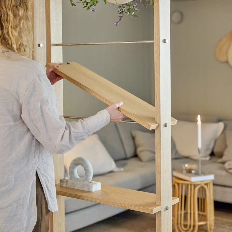 04-3707_embrace_lova_wood-shelf_lifestyle_1x1_1.webp