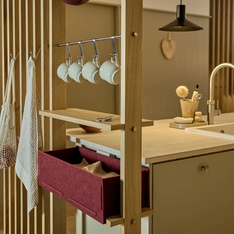 06-3720_embrace_vigg_felt-box_lifestyle_1x1_3-1.webp
