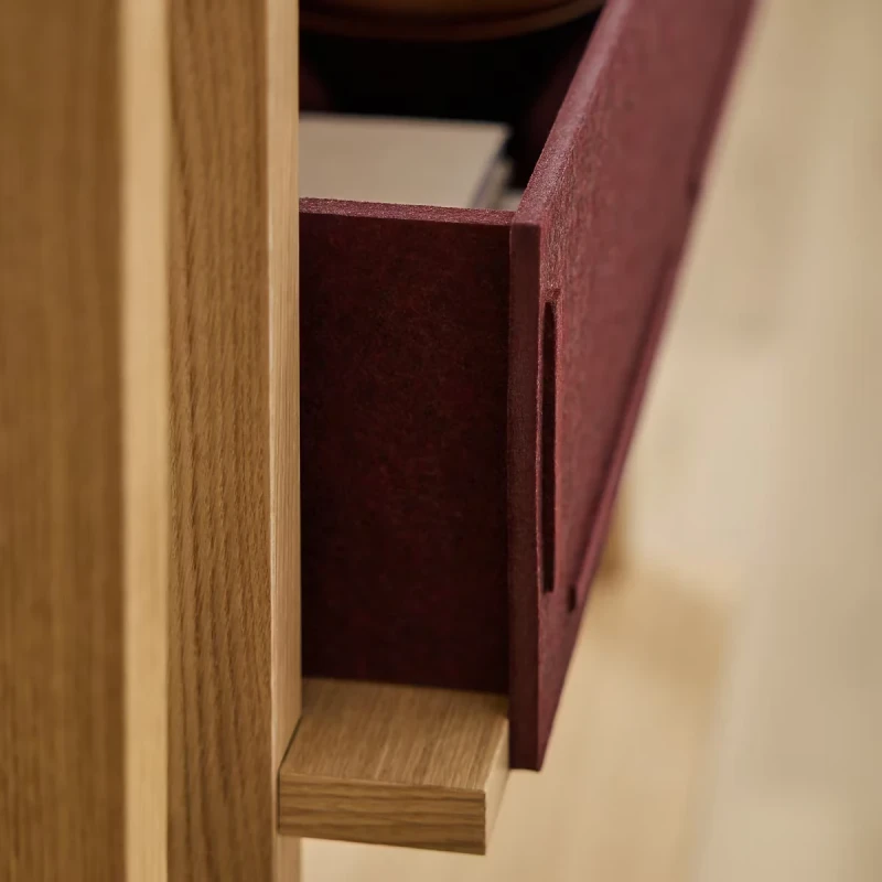 04-3720_embrace_vigg_felt-box_red_appartment_2.webp
