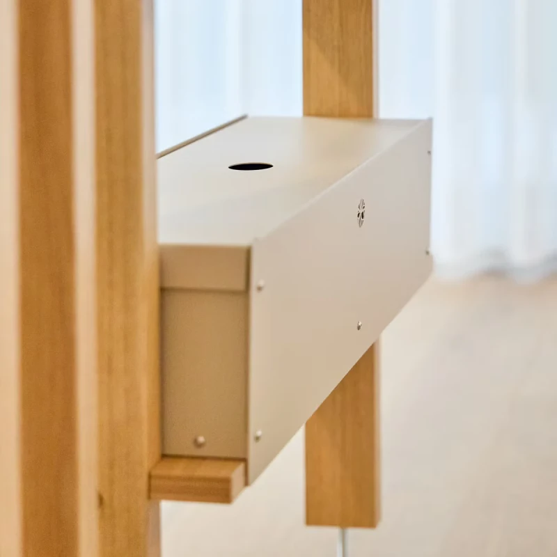 04-3708_embrace_nell_metal-box_lifestyle_1x1_3.webp
