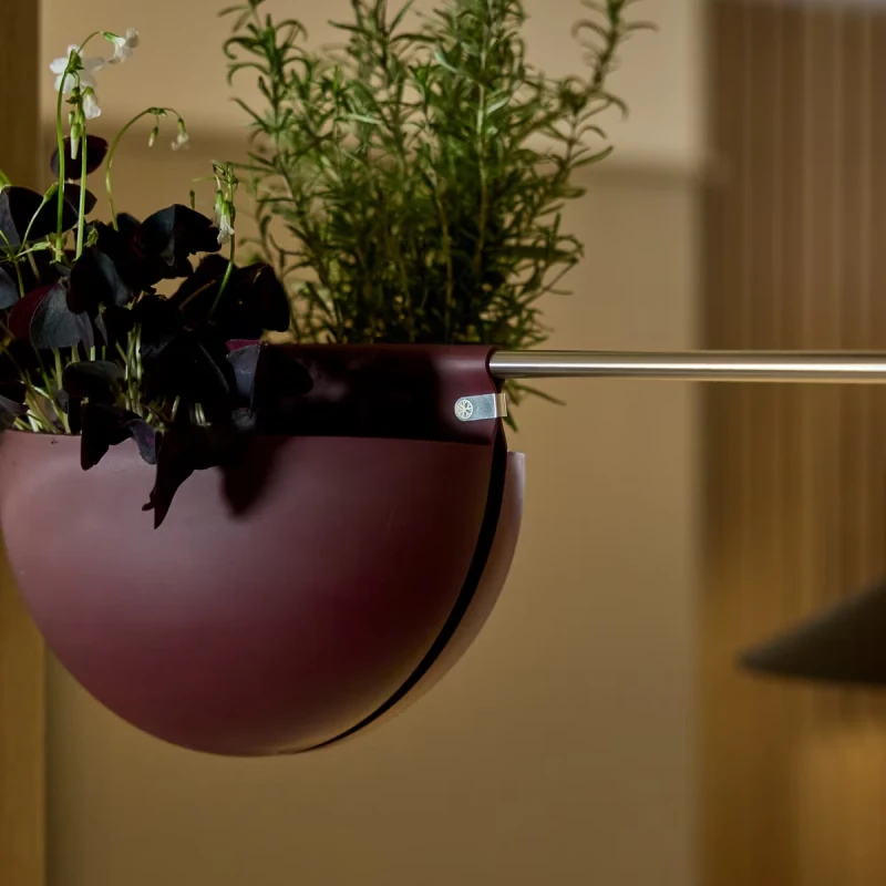 01-3714_embrace_gro_soft-pocket_lifestyle_1x1_3.webp