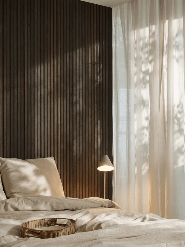 akupanel_environmental_bedroom_tonal_rustic_smoked_oak_black_felt_1 (1).webp