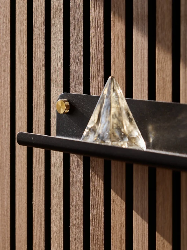 3402_3403_create_norr_narrow_shelf_black_brass_environmental_05.webp