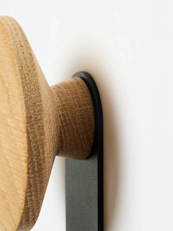3600_create_linn_verticalhanger_naturaloak_03.webp