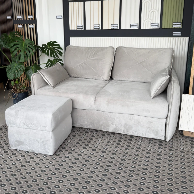 szara sofa selfie i pufa deco selfie w showroomie decostreet